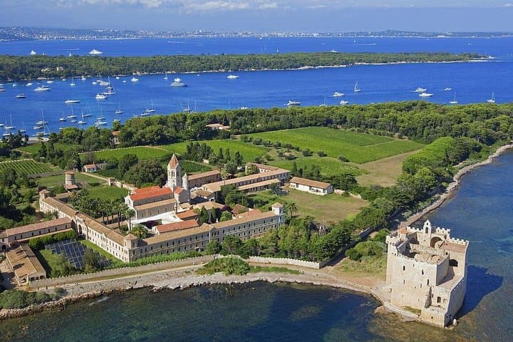 Private boat tour Antibes & Billionaire bay-Relax, swim & snorkel