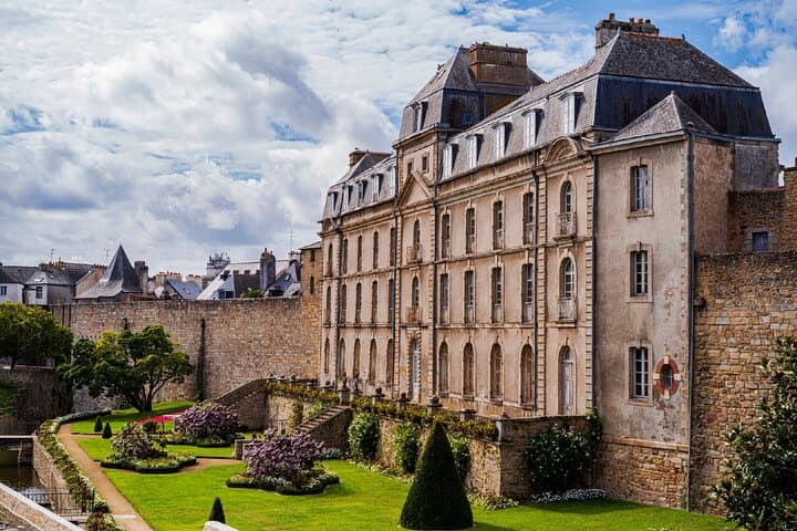 City Inn: The majestic Renaissance façade and the statue of the Constable of Richemont.