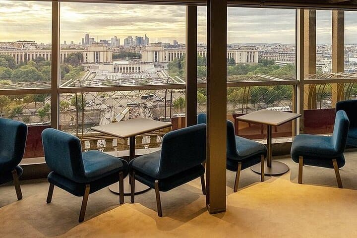 Private Eiffel Tower Tour and Dinner with River Cruise and Pickup