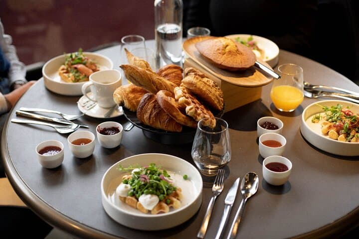 Private Eiffel Tower Tour and Dinner with River Cruise and Pickup