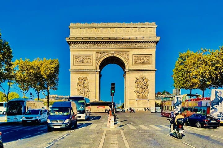 Paris Half-Day: 30+ Sights, Eiffel Tower, Montmartre & Notre-Dame