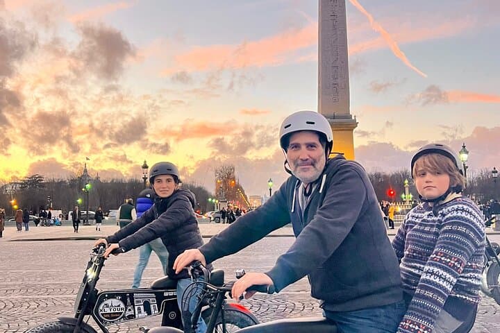 Electric bike tour of Franco-American friendship in Paris.