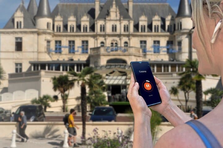 Visit of Arcachon on the loose: In front of the majestic Château Deganne (current Casino), an architectural jewel of the 19th century.