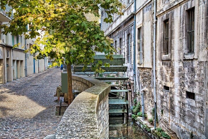Rue des Teinturiers: The picturesque charm of paddle wheels spinning along the Sorgue, in the shade of plane trees.