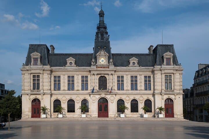City Inn: The majestic 19th century architecture overlooking the Place du Maréchal-Leclerc.