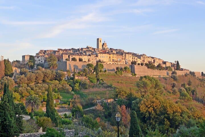 Explore the historic streets of Saint-Paul-de-Vence, the legendary village of artists. / Découvrez les ruelles historiques de Saint-Paul-de-Vence, le légendaire village des artistes.