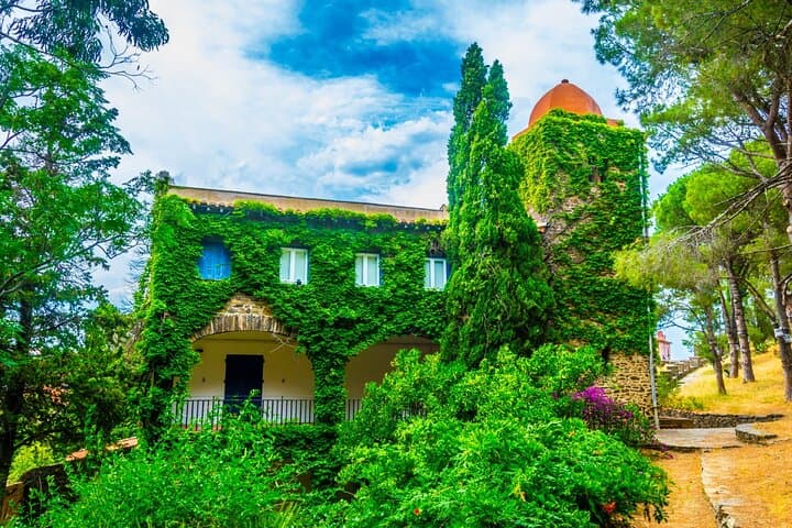 The charm of the alleys: The colorful façades and lush vegetation that inspired the greatest painters of the 20th century.