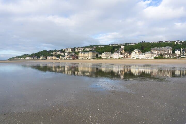 La Grande Plage: The immensity of fine sand at low tide, ideal place to walk facing the English Channel.