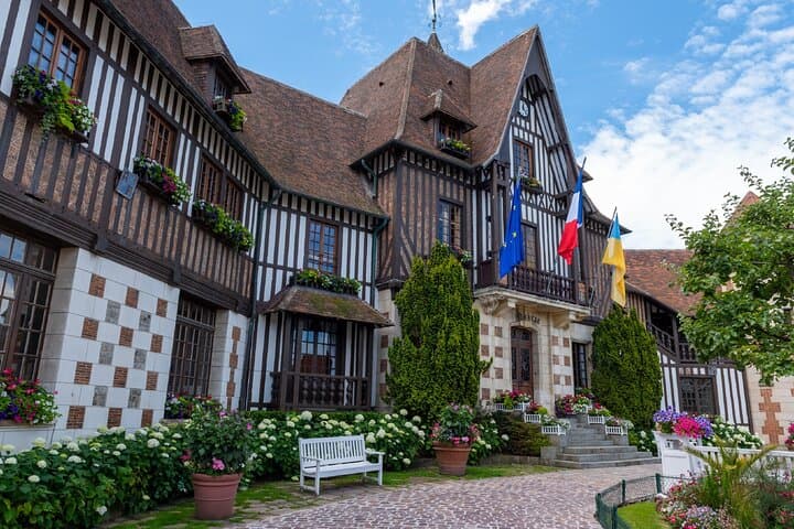 Deauville City Hall: The typical neo-Norman style of the City Inn, with its half-timbered, brick and flower gardens.
