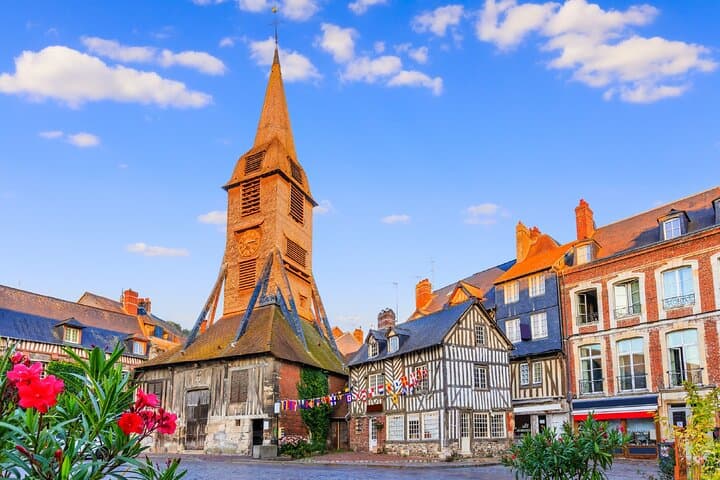 Sainte-Catherine Bell Tower: The particularity of this bell tower separate from the church, built entirely of oak wood by marine carpenters.