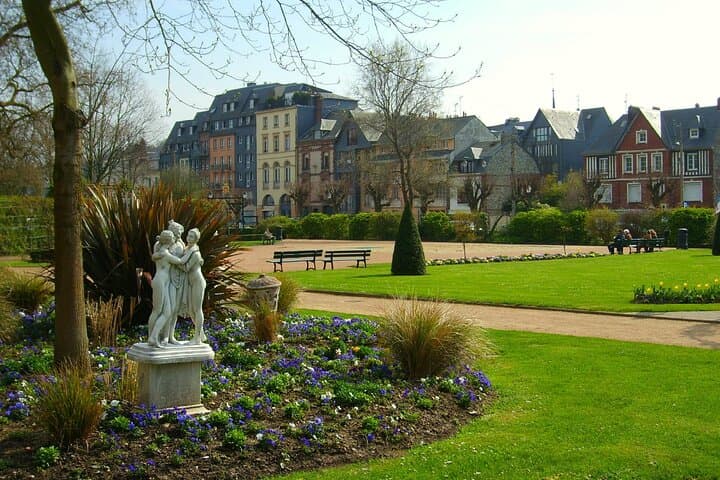 Garden of Personalities: A bucolic walk along the estuary, punctuated by busts paying tribute to the famous figures of the city.