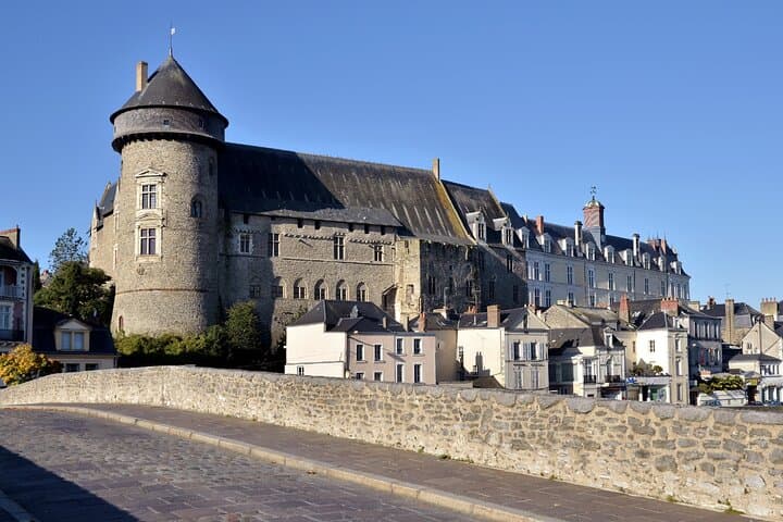 The Old Castle: Its powerful silhouette and its unique wooden frame overlooking the Mayenne.
