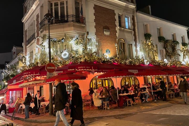 Classic French cafes of Montmartre!! 
Sparkling!! French atmosphere and crepes and wine ..