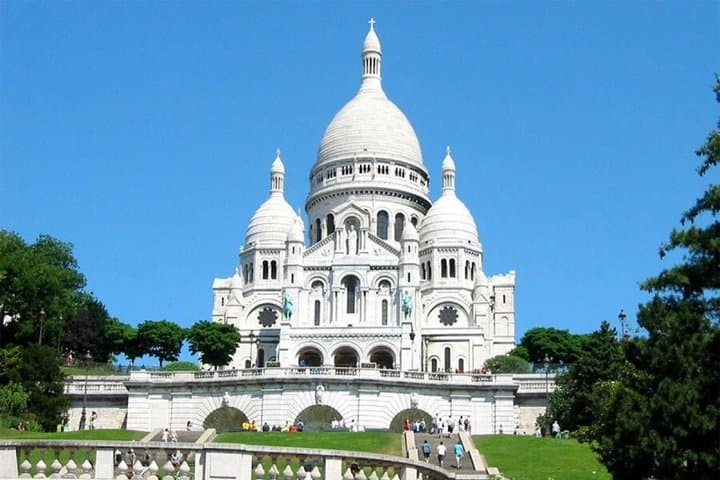 Private Paris 8 Hours City Tour by Minivan with Champagne
