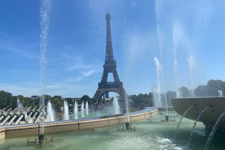 Eiffel Tower Tour up to the Summit by Lift with a Private Guide