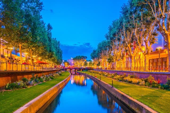 Quays de la Basse: The flowery and illuminated promenade along the canal, offering a magnificent view of the Castillet.