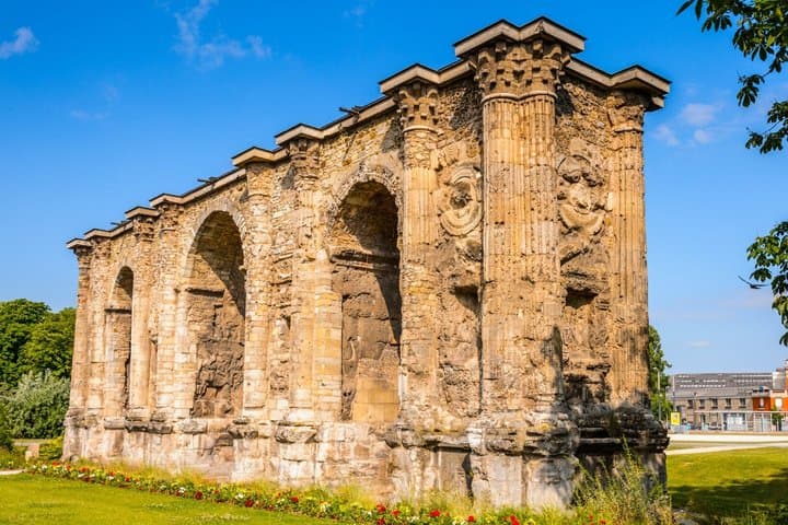 Mars Gate: The largest triumphal arch in the Roman world (3rd century), a spectacular vestige of ancient Durocortorum.