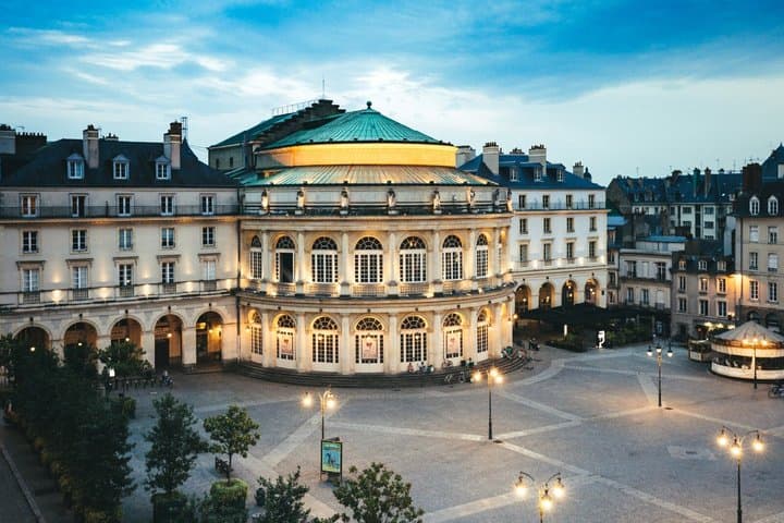 Rennes Opera: The unique rounded architecture of this Italian theatre, lighting up the Place de la Mairie.