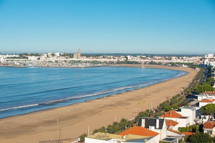 La Grande Conche: The huge sandy beach in an arc of a circle, bordered by the lively seafront.