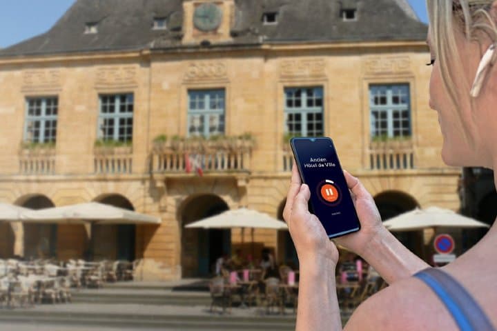 Visit of Sarlat on the loose: In front of the City Inn on the famous Liberty Square, beating heart of the city.