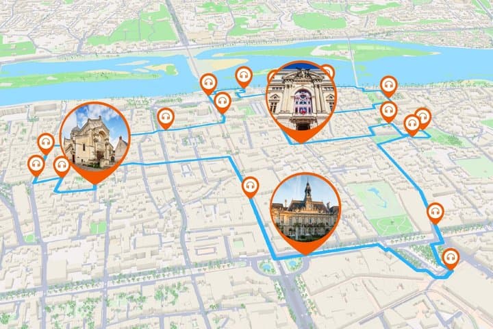 Full tour: A stroll in the heart of the Old Tours, between half-timbered houses and majestic buildings.