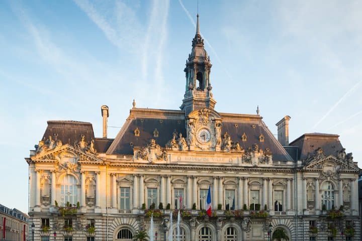 City Inn: The monumental façade of the Fine Arts style designed by the architect Victor Laloux, symbol of the elegance of the Tourangelle.