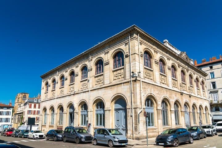 Historical architecture: The charm of the squares and heritage buildings with large arcades that testify to the wealth of the former metropolis.