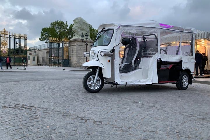 Paris: Electric Tuktuk tour with photo and audio stops