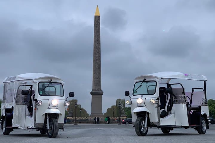 Paris: Electric Tuktuk tour with photo and audio stops