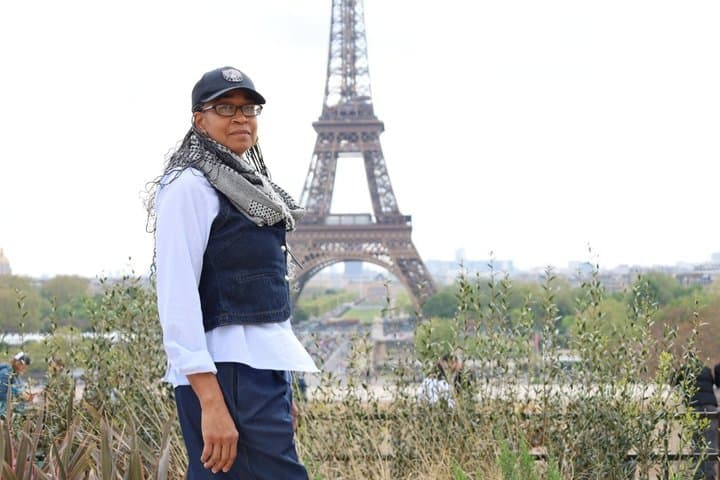 Eiffel Tower Tour in Spanish with Elevator and Top Optional