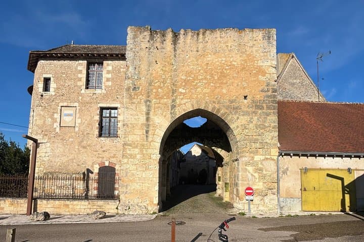 The gate where we will start or end our historic walk in Mennetou-sur-Cher. On the left, we can see the priory.