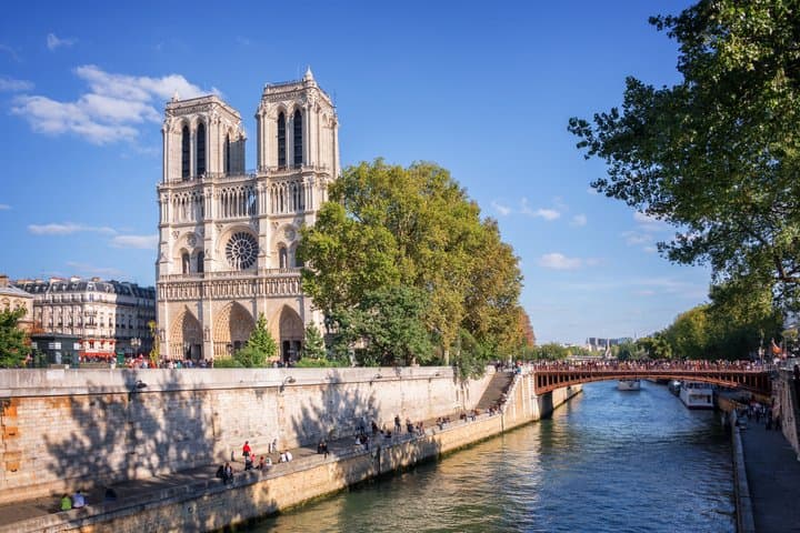 Private Guided Seine Cruise With Champagne