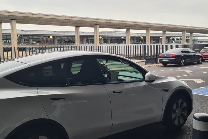 Private Airport Transfer Orly → CDG | Electric One-Way