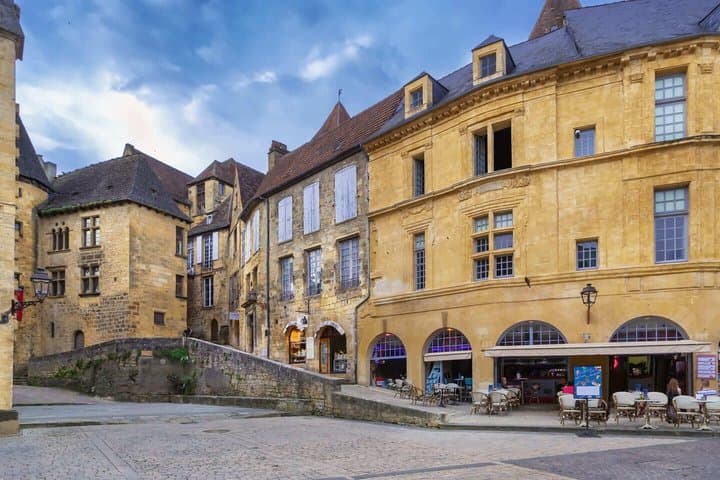 Hello Sarlat: Private 2-Hour Intro City Walk with Local Guide
