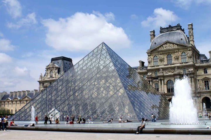 Private Paris 3 Hours City Tour by Minivan with Champagne