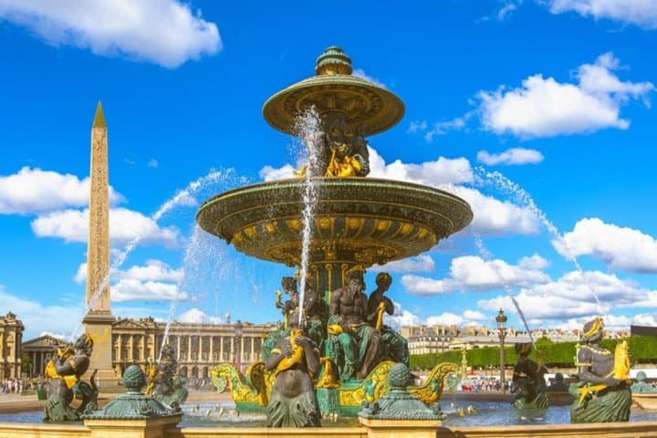 Private Paris 8 Hours City Tour by Minivan with Champagne