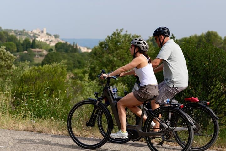 Full Day E-bike Tour in the Luberon Region from Aix en Provence