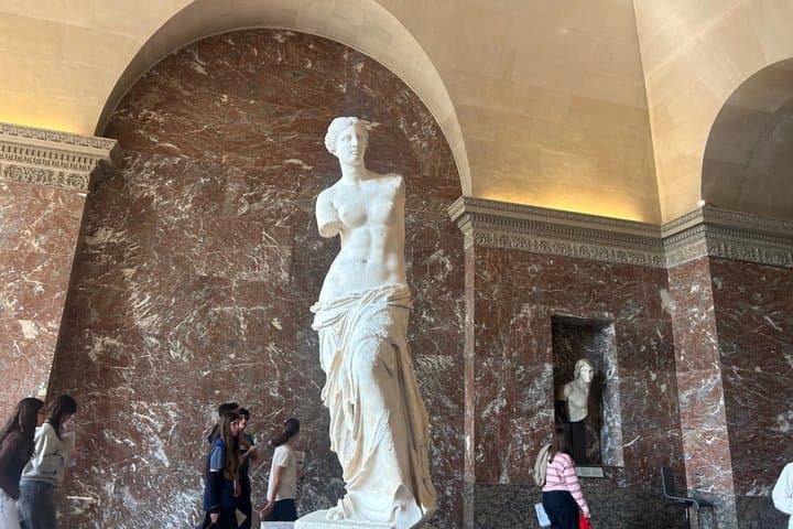 Semi-Private Louvre Tour Masterpieces in 2 hours