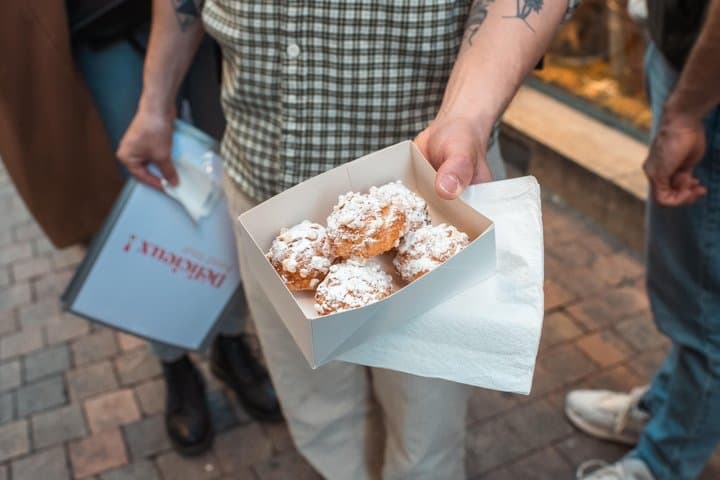 Bordeaux Walking Food Tour : History, Wine, Pastries (In English)
