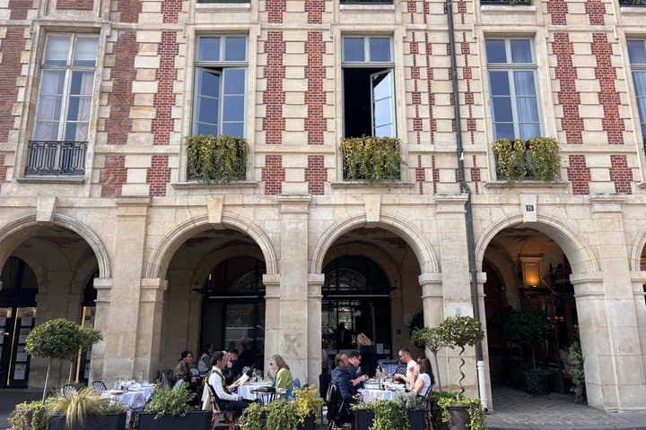 Paris Iconic Marais and Gastronomy Private Walking Tour