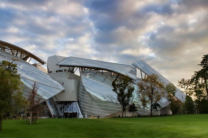 Louis Vuitton Foundation with horseback ride