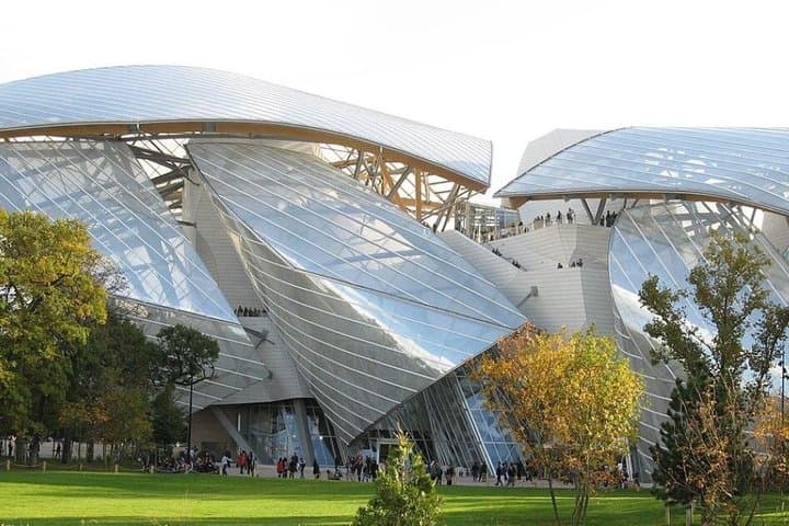 Louis Vuitton Foundation with horseback ride