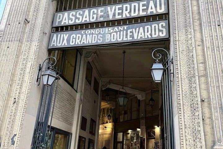 Paris Secret Covered Passages Walking Tour with Louvre Museum