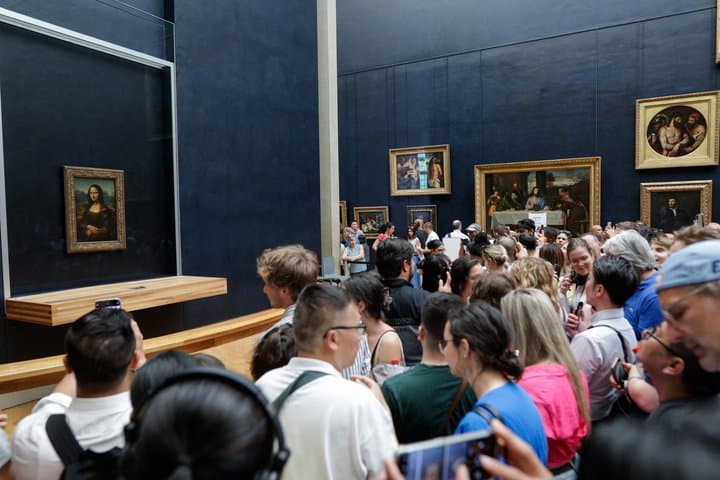 Paris: Louvre Exterior Guided Tour with Timed Entry Ticket