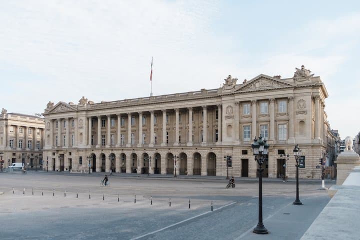 Paris: A Chic Parisian Life Walking Tour (As Seen on Screen)