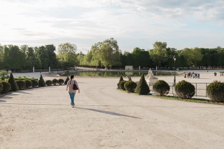 Paris: A Chic Parisian Life Walking Tour (As Seen on Screen)