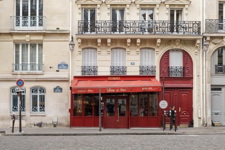 Paris: A Chic Parisian Life Walking Tour (As Seen on Screen)