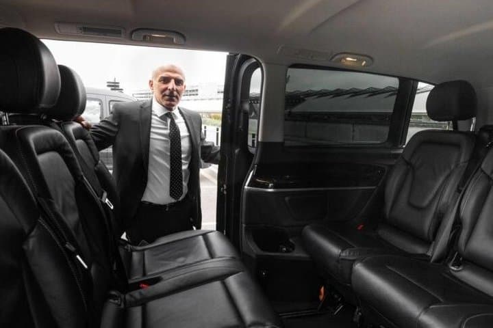Premium Van Transfer for Groups in Lyon Airport