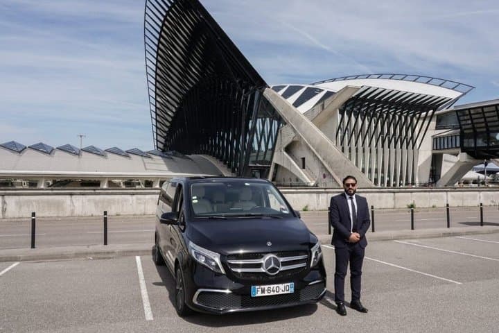 Premium Van Transfer for Groups in Lyon Airport