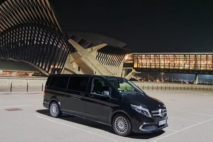 Premium Van Transfer for Groups in Lyon Airport